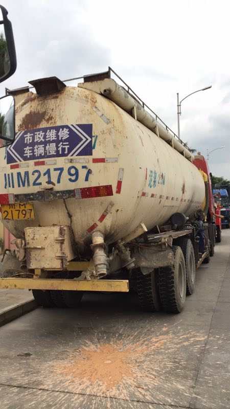 北京朝陽區八里莊一食品廠排污事件引關注 15噸飼料車與抽糞車作業現場直擊
